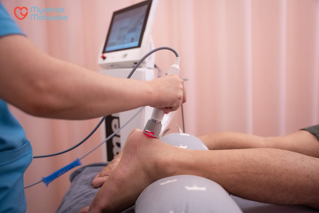 Sử dụng phương pháp laser để điều trị viêm gót chân tại Myrehab Matsuoka