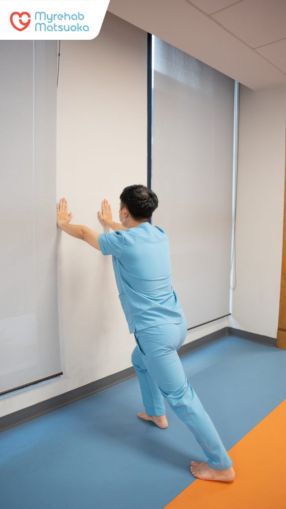 Kĩ thuật kéo giãn chuỗi cơ sau hỗ trợ giải phóng sức căng cơ học lên gân Achilles và cải thiện sự linh hoạt của khớp cổ chân