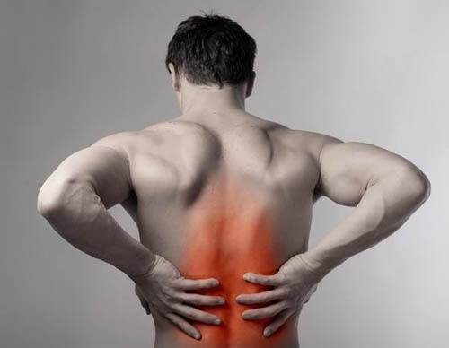 Đau lưng là dấu hiệu điển hình khi đốt sống bị xẹp
