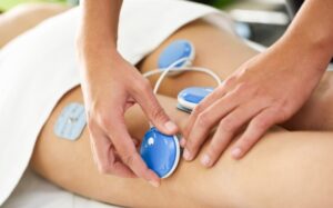 Điện xung trong vật lý trị liệu sử dụng dòng điện xung để kích thích trực tiếp vào da