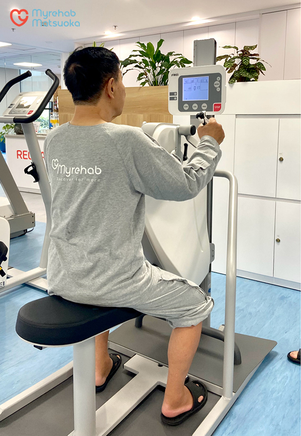 Bệnh nhân tập vận động trị liệu sau tai biến tại Myrehab - Matsuoka