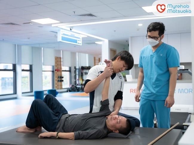 Bác sỹ người Nhật tham gia xây dựng mô hình PHCN viêm quanh khớp vai