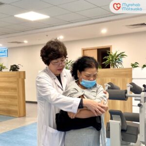 Bác sĩ đồng hành cùng bệnh nhân nữ C.T.S trong 10 buổi phục hồi chức năng tại MYREHAB MATSUOKA