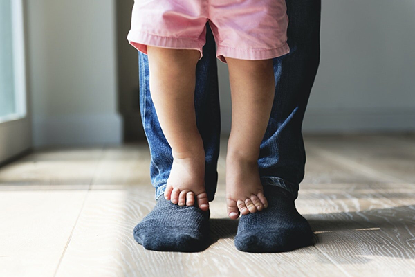Kiên trì tập luyện tại nhà cho trẻ bị bàn chân khoèo
