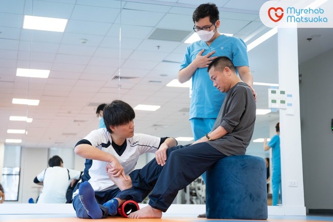 Hình ảnh bệnh nhân phục hồi chức năng với bác sĩ Nhật Bản