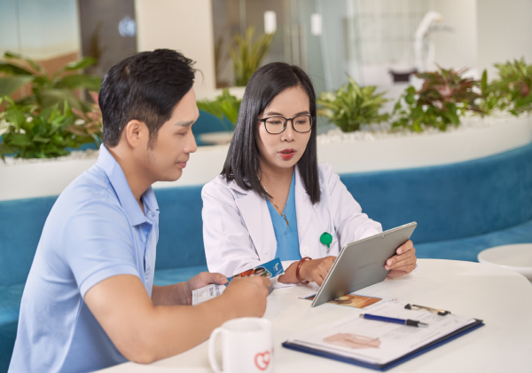 Bác sỹ Myrehab Matsuoka tư vấn cho bệnh nhân