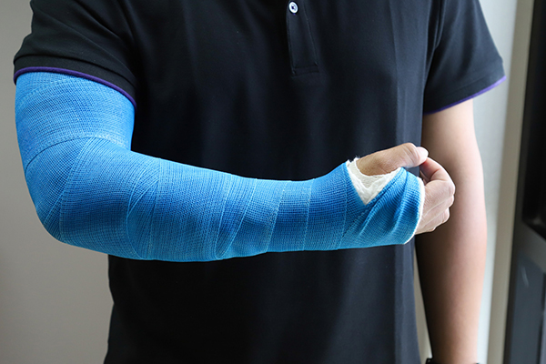 Trong quá trình bó bột gãy trên lồi cầu xương cánh tay, bệnh nhân nên thực hiện các bài tập vận động nhẹ nhàng