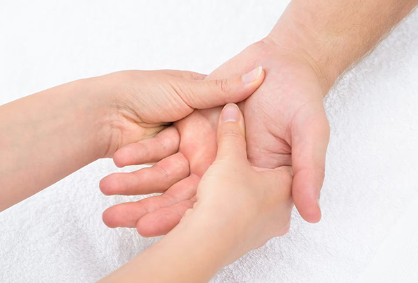 Tập phục hồi chức năng ngón tay hỗ trợ giảm đau, hạn chế cứng cơ, hồi phục sức mạnh và sự linh hoạt của ngón tay