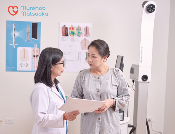 Bác sỹ Myrehab Matsuoka đang thăm khám giúp người bệnh có kế hoạch vật lý trị liệu khớp gối tốt hơn