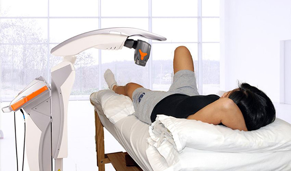 Bệnh nhân thực hiện vật lý trị liệu cứng khớp gối bằng tia laser lạnh