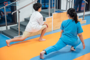 Bệnh nhân vận động trị liệu cùng KTV Myrehab Matsuoka