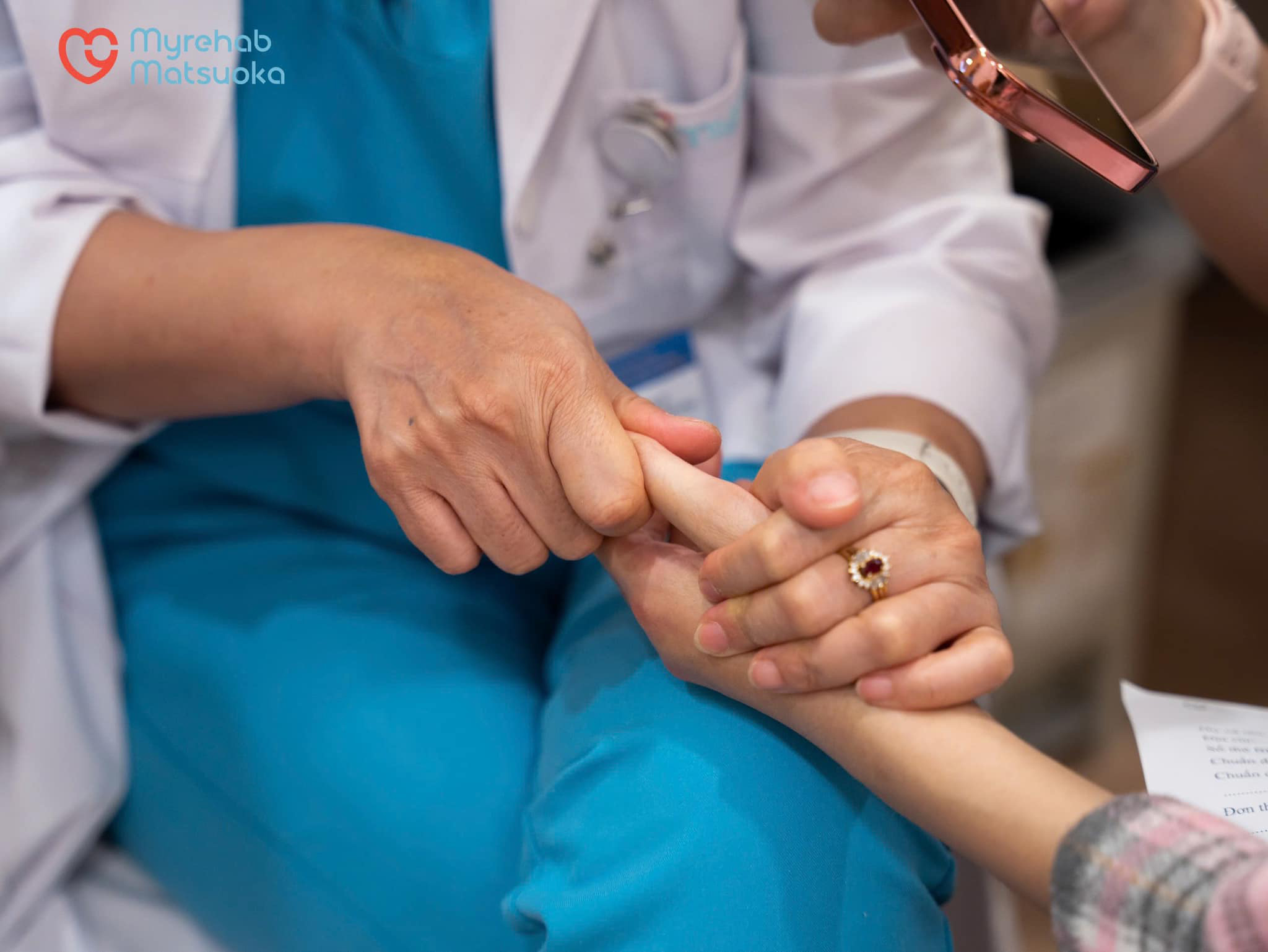 Bệnh nhân phục hồi chức năng bằng