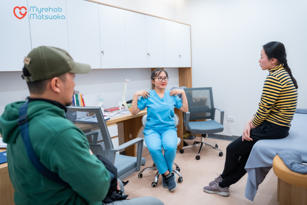 Bác sĩ Hằng tư vấn cho bệnh nhân đau thần kinh toạ