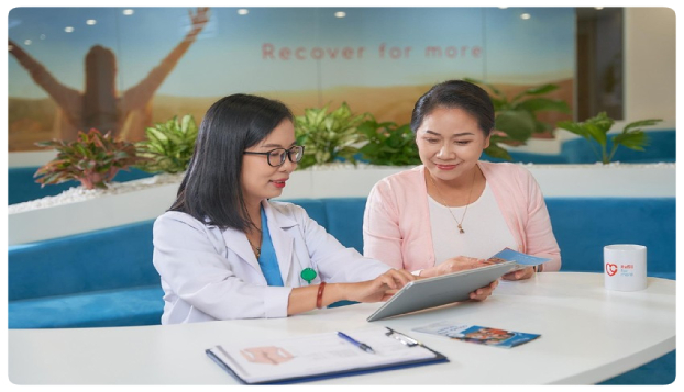 Bác sĩ kỹ thuật viênn Myrehab Matsuoka hướng dẫn bệnh nhân