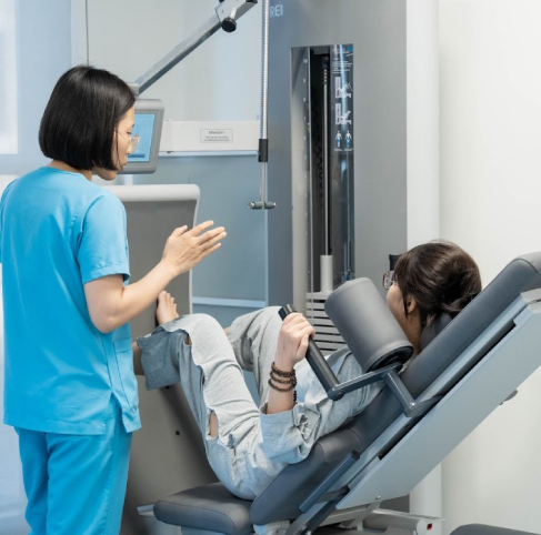 Bệnh nhân PHCN hội chứng ống cổ tay được đồng hành 1:1 cùng KTV