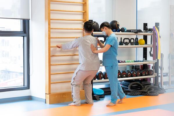 Bệnh nhân nên được luyện tập dưới sự hướng dẫn của bác sĩ để đảm bảo an toàn và hiệu quả trong quá trình hồi phục