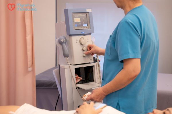 Bệnh nhân nữ 52 tuổi gấp duỗi cổ tay và cử động ngón tay cái dễ dàng, không còn đau nhói