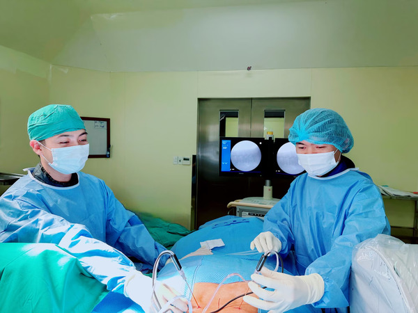 Chữa thoát vị đĩa đệm bằng sóng cao tần là phương pháp ít xâm lấn, an toàn cao, thời gian thực hiện ngắn và bệnh nhân có thể xuất viện trong ngày