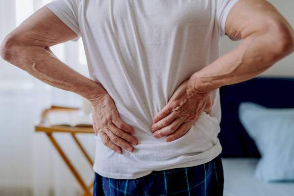 Đau lưng do thoát vị đĩa đệm có thể lan xuống chân, gây cảm giác nhói, bỏng rát, đặc biệt khi ho hoặc gắng sức
