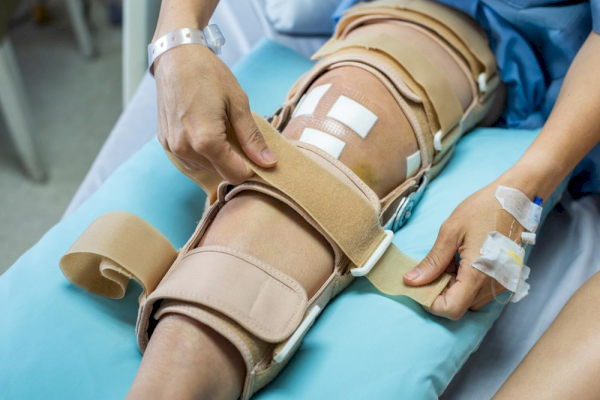 Người bệnh cần nghỉ ngơi, chườm đá, băng ép và kê cao chân