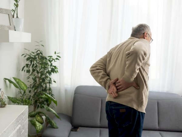 Người cao tuổi dễ gặp thoát vị đĩa đệm do lão hóa tự nhiên, khiến đĩa đệm mất độ đàn hồi và dễ bị tổn thương