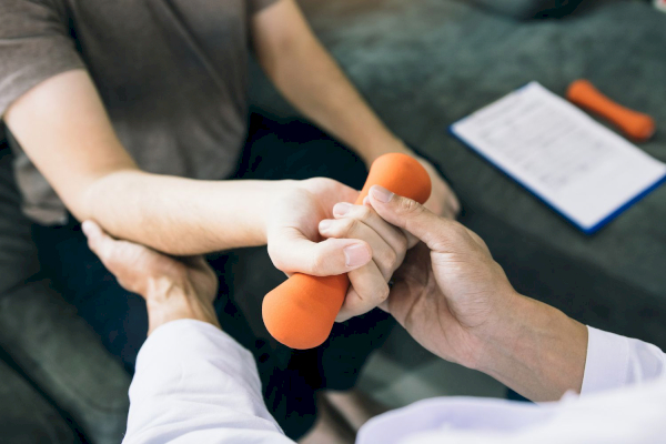 Thoát vị đĩa đệm có thể gây yếu cơ, khó khăn trong các hoạt động như đi bộ, leo cầu thang và đứng dậy
