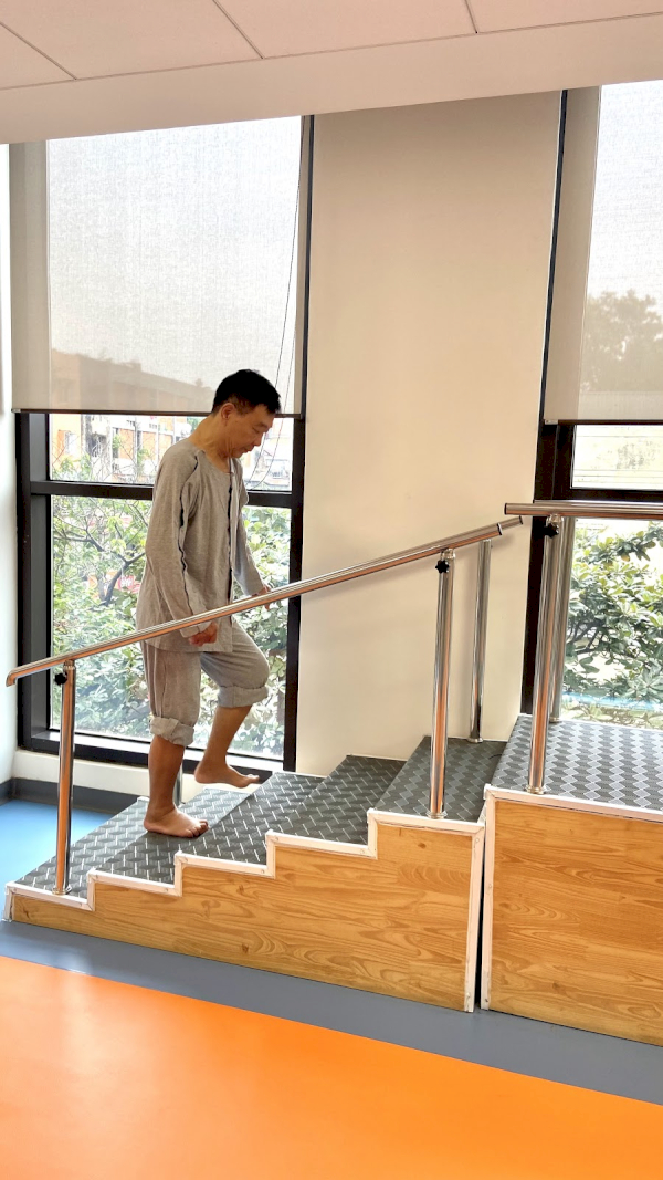 Thực hiện bài tập bước lên bậc thang