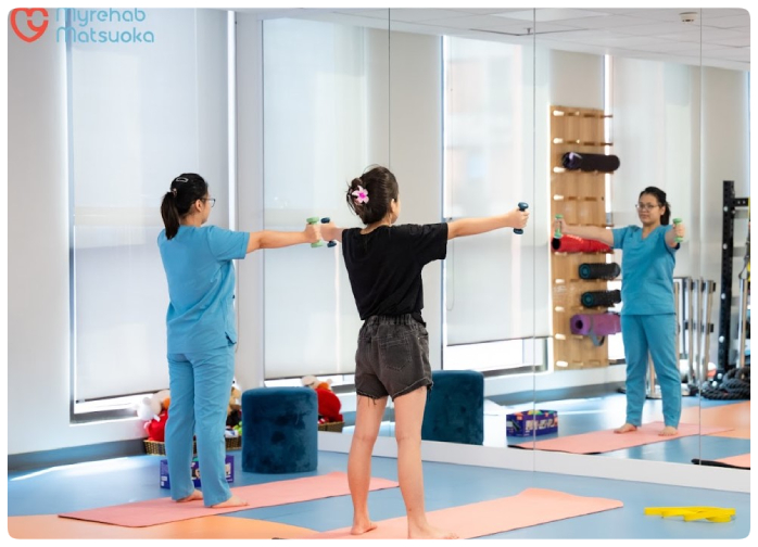 Vận động trị liệu là phương pháp trung tâm trong PHCN cong vẹo cột sống tại Myrehab