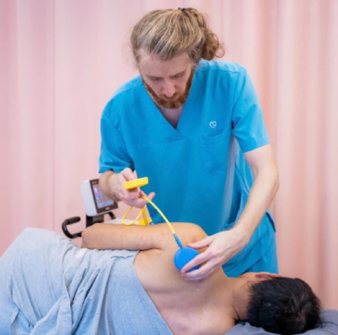 Vật lý trị liệu viêm quanh khớp vai tại trung tâm Myrehab Matsuoka