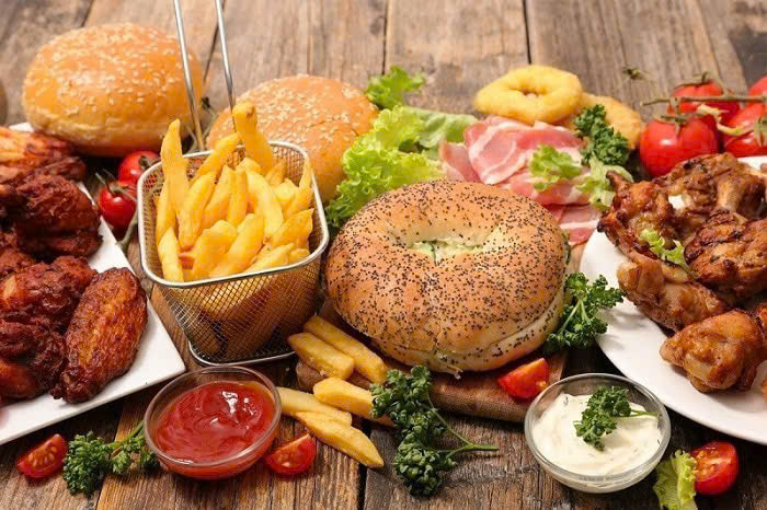 thói quen ăn uống không lành mạnh cũng là yếu tố nguy cơ gây đột quỵ