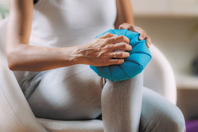 Áp dụng chườm nóng và chườm lạnh.