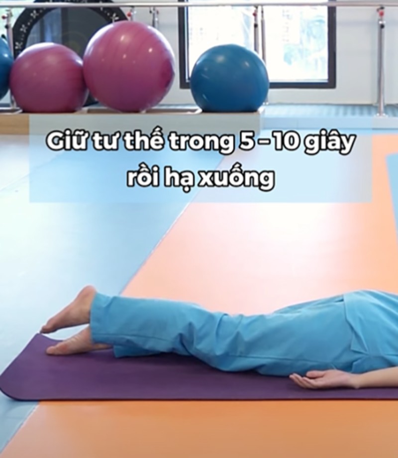 Bài tập nâng chân ở tư thế nằm sấp