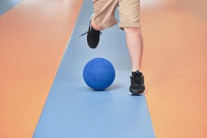 Tập vận động bàn chân bẹt hỗ trợ trong quá trình đeo đế chỉnh hình