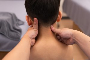 kỹ thuật bằng tay trong điều trị vẹo cổ cấp