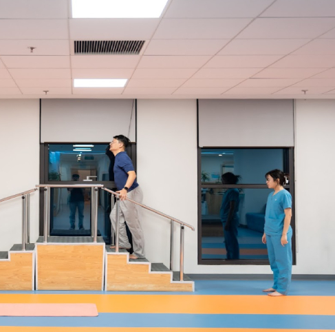 Lộ trình vận động trị liệu tràn dịch khớp gối được thiết kế riêng cho từng bệnh nhân