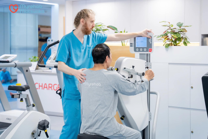 Phục hồi chức năng viêm bao khớp vai dính cho bệnh nhân nam 69 tuổi tại trung tâm Myrehab Matsuoka