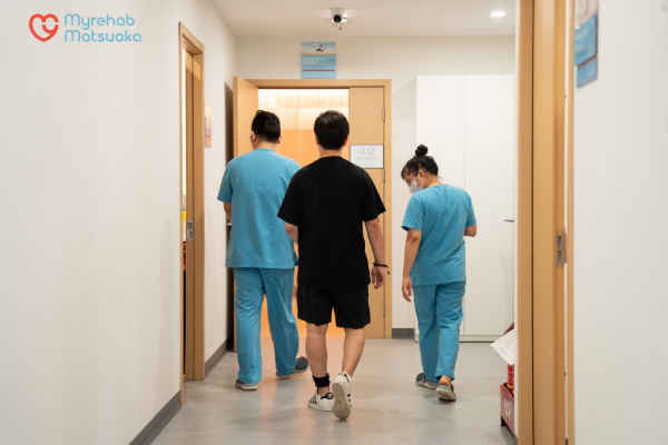 Bệnh nhân nam (24 tuổi) phục hồi chức năng sau đột quỵ 7 tháng gây yếu nửa người