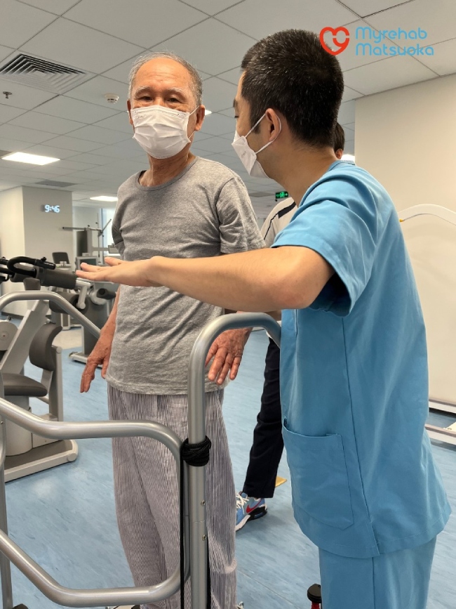 Bệnh nhân V.Đ.T đến thăm khám tại MYREHAB MATSUOKA với tình trạng yếu nửa người phải