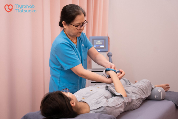 PHCN sau sinh tay chân tê bì yếu khó cầm nắm