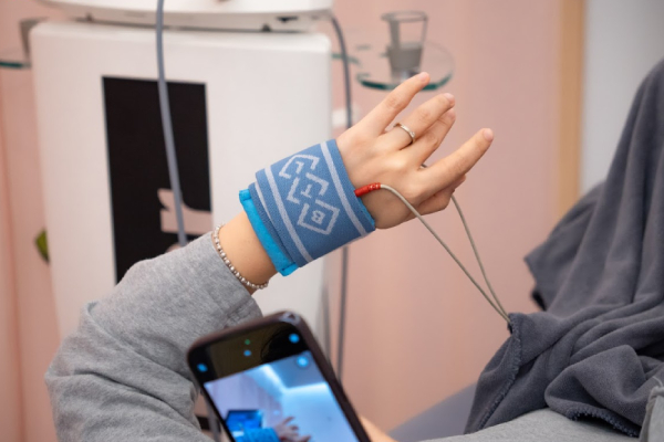 Vật lý trị liệu hội chứng ngón tay lò xo