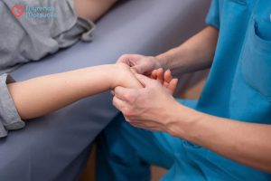 Can thiệp cứng khớp, giới hạn tầm vận động cổ tay do viêm khớp dạng thấp