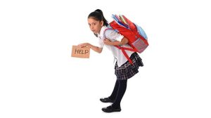 học sinh măng cặp nặng dễ bị vẹo cột sống