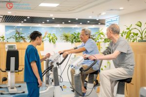 Bệnh nhân trong quá trình tập luyện cần có sự giám sát của nhân viên y tế 