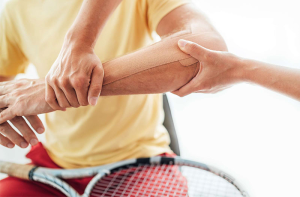 Các triệu chứng của tennis elbow thường xuất hiện âm thầm