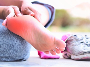 Đau, căng tức tại gan chân hoặc gót