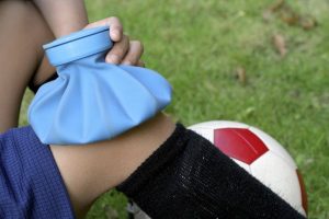 Chườm lạnh giúp giảm sưng và giảm đau đầu gối