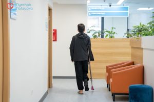 Sau lật sơ mi cổ chân cần hạn chế chịu lực lên chân tổn thương và bắt đầu chương trình phục hồi chức năng càng sớm càng tốt