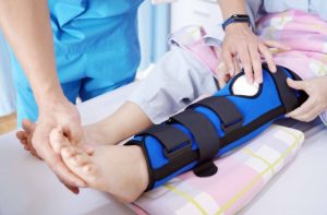 Kê cao chân bệnh nhân trong 3 - 5 ngày đầu sau phẫu thuật dây chằng chéo trước