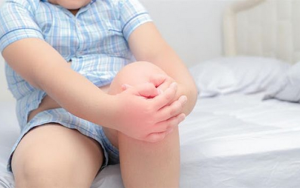 Trẻ cảm thấy đau khớp sau khi ngủ dậy