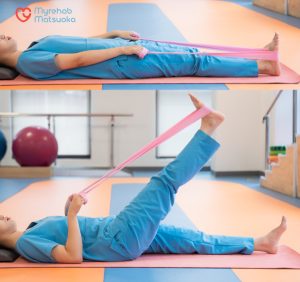 Bài tập cổ chân với dây kháng lực giúp tăng khả năng chịu lực sau bong gân